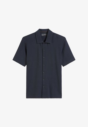 Koszula z krótkim rękawem z kołnierzykiem w ciemnoniebieskiej, prążkowanej tkaninie, z zapięciem na sześć guzików i luźnym krojem.