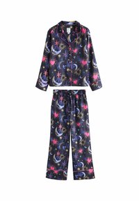 Navy pyjamaset bestående av en knäppbar topp och byxor med elastisk midja, prydd med färgglada himmelska mönster av månar, stjärnor och hjärtan.