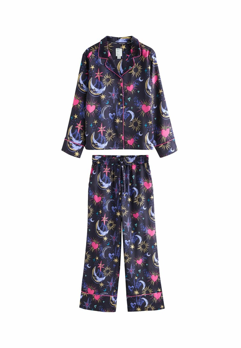 Navy pyjamaset bestående av en knäppbar topp och byxor med elastisk midja, prydd med färgglada himmelska mönster av månar, stjärnor och hjärtan.