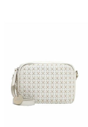 Biała prostokątna torba na ramię z perforowanym kwiatowym wzorem, regulowanym paskiem oraz okrągłym metalowym breloczkiem z logo zawieszonym na łańcuszku.