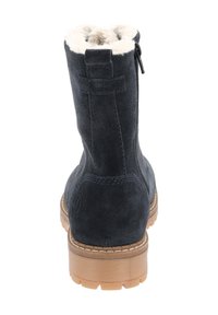 Botín de tobillo de ante azul marino con forro de piel sintética, cierre de cremallera suave y suela de goma. Presenta detalles de costura y logotipo.