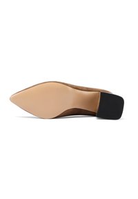 Pump in suede marrone con punta affilata, caratterizzato da una suola beige e un tacco testurizzato nero. Il design è elegante e minimalista.