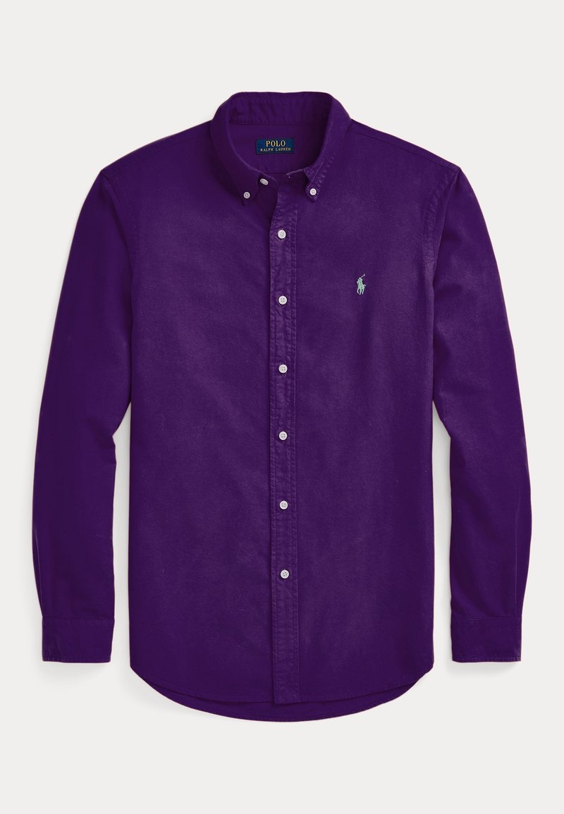 Fioletowa koszula z długim rękawem na guziki wykonana z bawełny, z klasycznym kołnierzykiem, zapięciem na guziki oraz małym zielonym haftowanym logo.