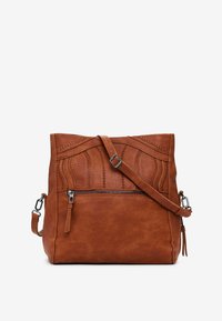 Braune Ledertasche mit strukturierter Oberfläche, dekorativen Nähten auf der Vorderseite, verstellbarem Schulterriemen und einem Reißverschlussfach.