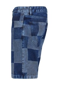 Traperice kratke hlače s dizajnom patchwork u različitim nijansama plave, s klasičnim džepovima i ravnim krojem.
