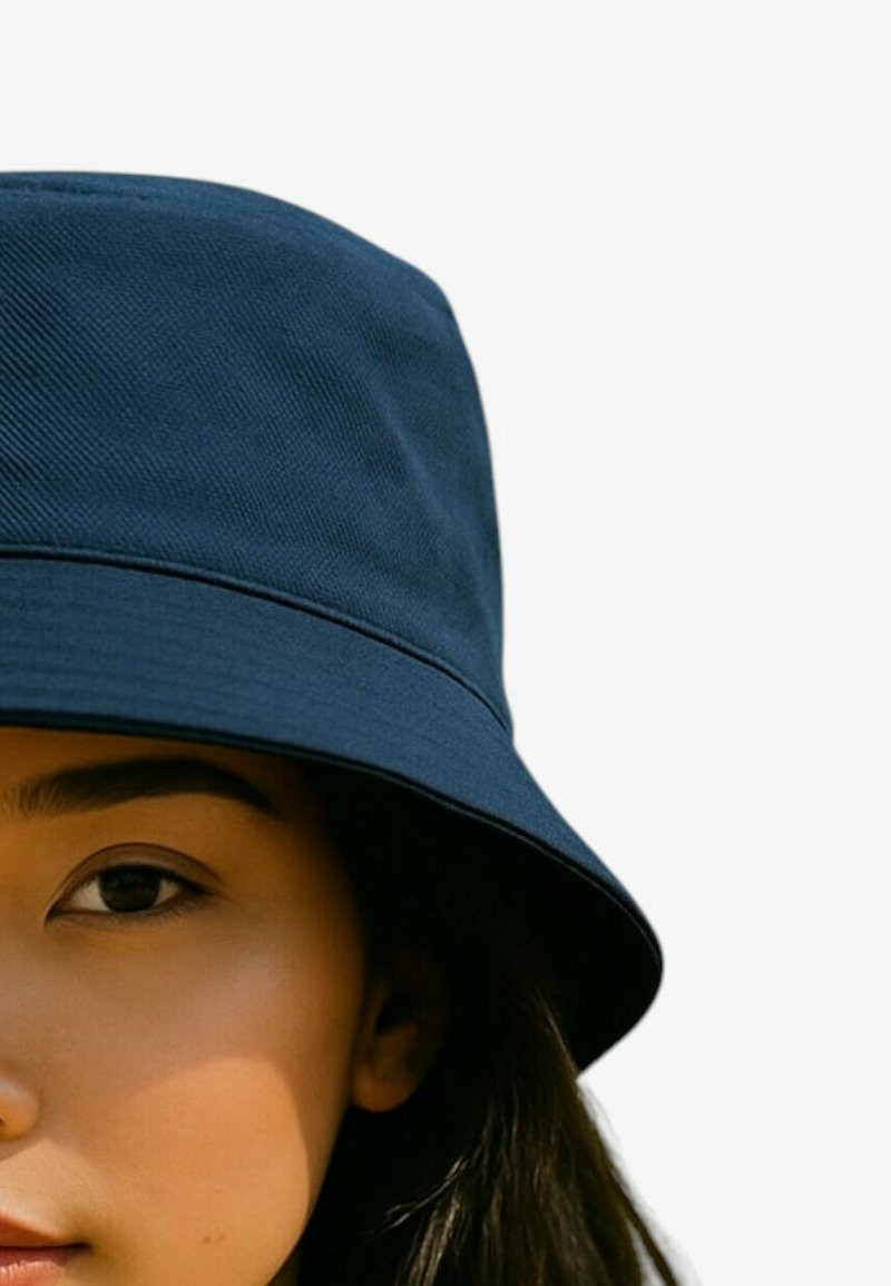 Chapeau bob bleu marine en tissu texturé avec un large bord, présentant une finition lisse sans motifs ni accents visibles.
