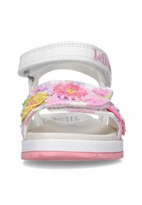 Sandali bianchi con ricami floreali in rosa, giallo e verde. Presentano una fascia regolabile con velcro e una suola rosa.