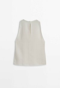 Haut en maille sans manches couleur écru avec un col montant et une petite fente au dos, présenté à plat sur fond blanc.