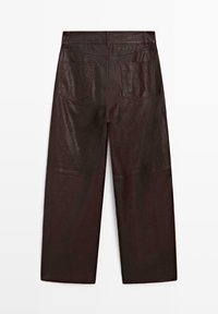 Donkerbruine leren broek met wijde pijpen, achterzakken, riemlussen en zichtbare stiksels, vanachter weergegeven op een witte achtergrond.