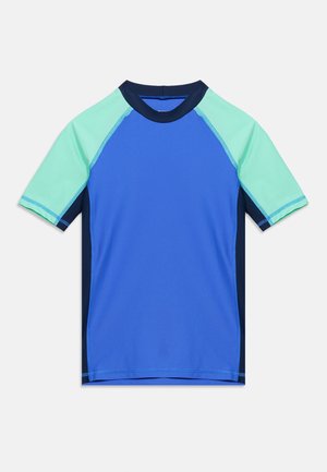 Lyhythihainen uimapaita, jossa sininen runko, mintunvihreät olkapäät, tummansiniset sivupaneelit ja tummansininen kaulus.
