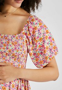 JoJo Maman Bébé SHIRRED MATERNITY MIDI - REGULAR FIT - Rochie de zi - coral pink floral