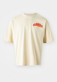 Valkoinen puuvillapaitapusero, jossa on punainen ja oranssi "HAWAII" -grafiikka. Lyhyet hihat, pyöreä kaula-aukko, rento malli ja sileä rakenne.