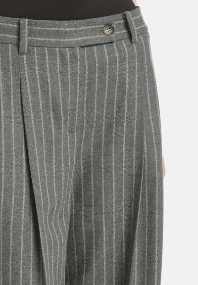 Sive prugaste hlače iz teksturirane tkanine, z gumbom za zapiranje, več nagubami in tankimi bež črtami, ki potekajo navpično.