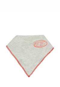 Bandana in cotone grigia con forma a diamante, caratterizzata da cuciture rosse lungo i bordi e un design del logo rosso su un lato.