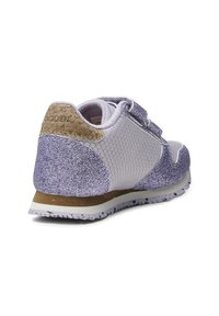 Sneaker glitterati viola con design in rete, dotati di un tallone in suede testurizzato e doppie cinghie in velcro, suola bianca con leggeri granelli.