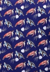 Marineblauw stof met een herhaald patroon van felgekleurde zeeschildpadden en kwallen, met ingewikkelde details en contouren.
