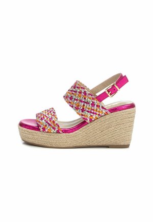 Sandalía de cuña con suela de yute, tiras de color rosa metálico y parte superior tejida que presenta hilos multicolores en un patrón de cuadros. Hebilla ajustable.