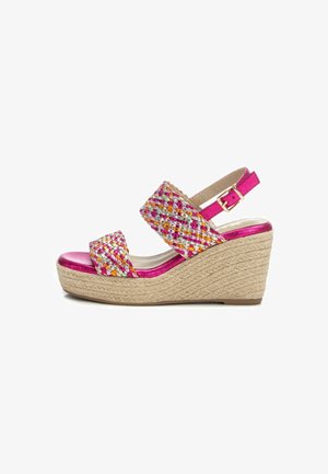Sandalía de cuña con suela de yute, tiras de color rosa metálico y parte superior tejida que presenta hilos multicolores en un patrón de cuadros. Hebilla ajustable.