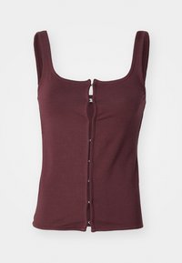 Top senza maniche bordeaux realizzato in tessuto morbido, con scollatura a barca e chiusura frontale con hardware argentato e cuciture a contrasto.