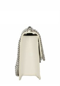 Bolso de mano de imitación cuero blanco con una forma estructurada, cadena plateada y una textura suave; presenta un acento metálico en la parte superior.