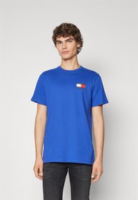 Tommy Jeans SLIM ESSENTIAL FLAG TEE - T-Shirt print - bright blue