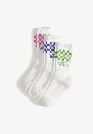 Trzy pary białych skarpetek za kostkę, z prążkowaną teksturą i wzorami w kratkę w kolorach różowym, niebieskim i zielonym, z akcentami logo „VANS”.