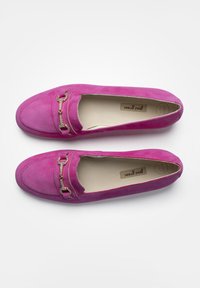 Roze leren loafers met een ronde neus en decoratieve kettingaccenten langs de bovenkant. Binnenin gemarkeerd met "Super Soft" voor comfort.