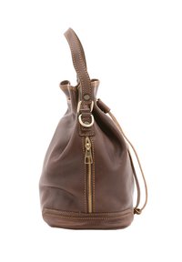Borsa a mano in pelle marrone con una texture morbida, forma curvata e dettagli in zip dorata. Presenta una maniglia superiore e cuciture lungo le cuciture.