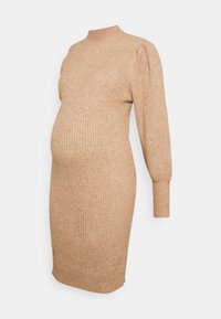 Robe de maternité en maille côtelée beige, avec un col montant, des manches longues à détails bouffants, et une coupe ajustée mettant en valeur le ventre.
