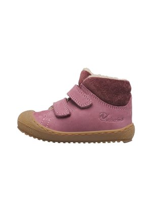 Scarpa rosa per bambini fino alla caviglia con suola in gomma marrone, due strisce in velcro e colletto imbottito morbido.