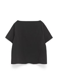 Czarny, prążkowany top z krótkim rękawem, o szerokim dekolcie i luźnym kroju. Prosty design, bez zapięć i ozdób.