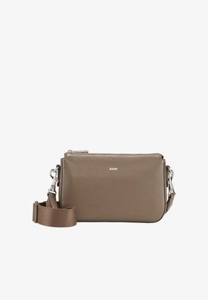 Braune Leder-Umhängetasche mit silberner Hardware, abgerundeter Form und abnehmbarem Stoffriemen. Verfügt über einen Reißverschluss und ein Logodetail.