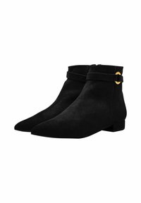 Botas de tobillo de ante negro con punta afilada, tacón plano y una correa decorativa de acento dorado. Textura suave, diseño minimalista.