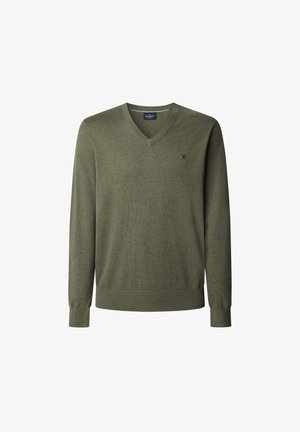 Zelený svetr s výstřihem do V, vyrobený z měkkého pleteného materiálu, s dlouhými rukávy a žebrovaným lemem. Malé logo na levé části hrudi, hladká textura.
