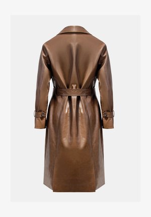 Ruskea nahkatrenssi, jossa on vyöllä korostettu vyötärö, pitkät hihat ja napitusyksityiskohdat. Sujuva pinta, jossa on räätälöity, istuva muoto.