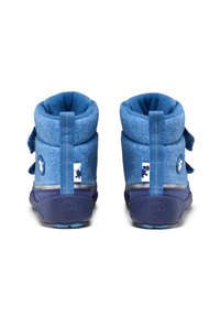Stivali blu per bambini con una morbida tomaia in feltro, chiusura con strap in Velcro e suola in gomma testurizzata con dettaglio del logo di un orso.