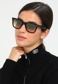 Ray-Ban WAYFARER UNISEX - Óculos de sol - crystal brown gradient