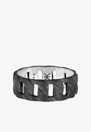 Sort tekstureret metalring med et åbent design, der har skiftevis snoede og lige sektioner, poleret inderside og stemplet detaljer.