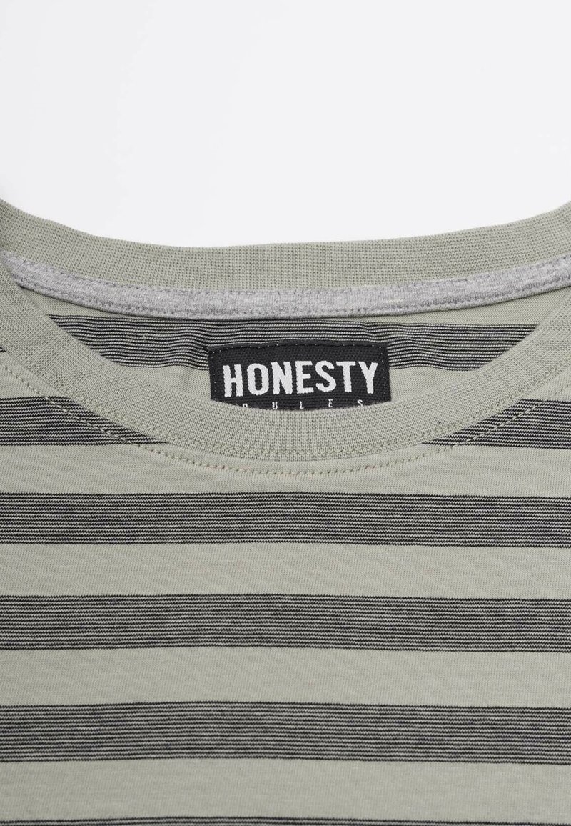 Herren T-Shirts basic | Honesty Rules ZIG ZAG T-Shirt print moos black/grün - ND27811 Herren T-Shirts basic | Honesty Rules ZIG ZAG T-Shirt print moos black/grün - ND27811