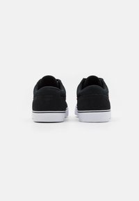 Nike SB CHRON 2 UNISEX - Trainers - black/university red/white
