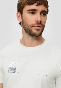 s.Oliver MIT FRONTPRINT - T-shirt print - weiß