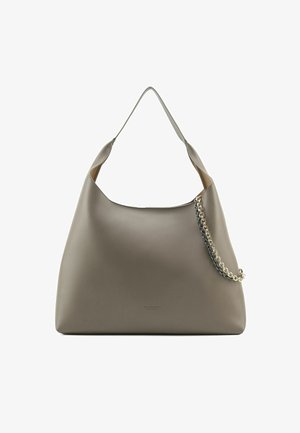 Sac d'épaule en cuir gris avec une texture lisse, un léger éclat et un accent de chaîne métallique sur un côté ; design simple et allongé.