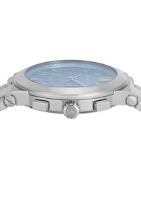 Orologio in acciaio inossidabile con finitura argentata, quadrante blu, marcatori con numeri romani, sottodial cronografo e logo sul corona.