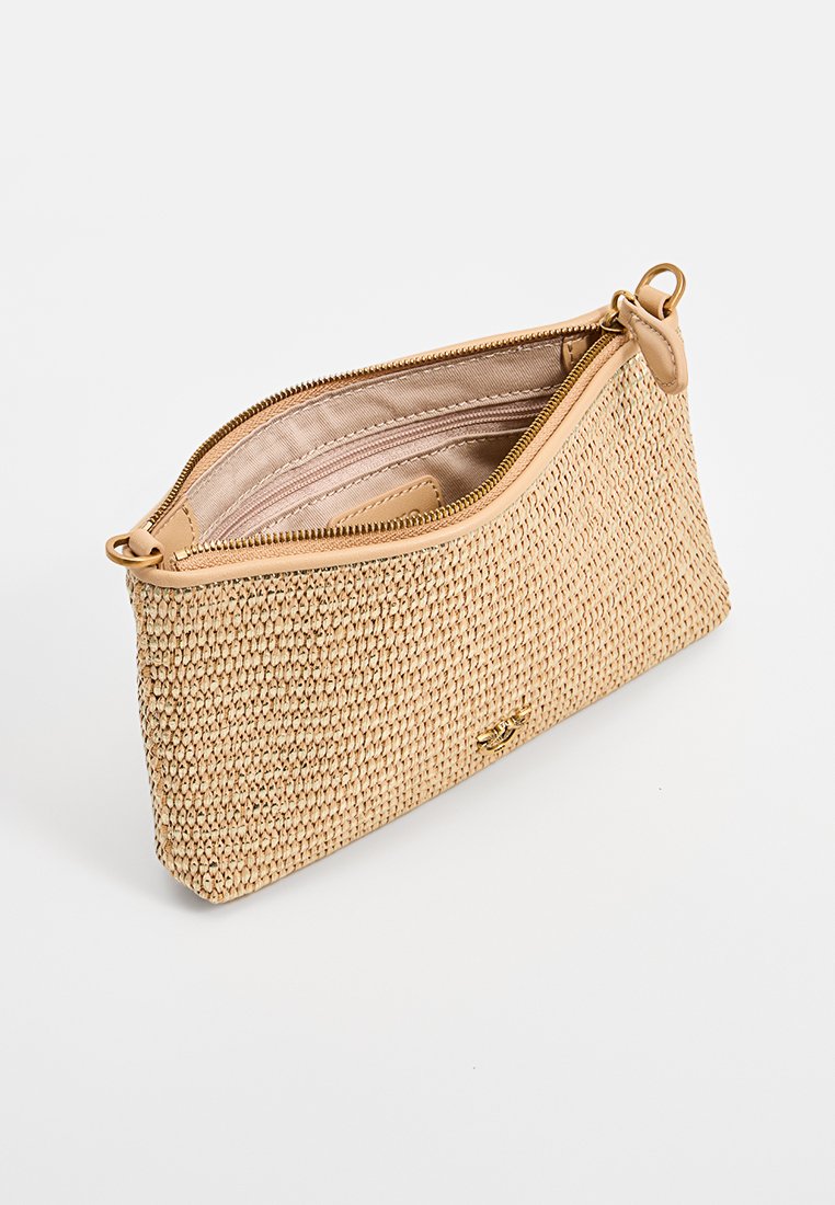 Gewebte beige Clutch-Tasche mit einem Reißverschluss, glattem Futter und einem kleinen goldenen Logodetail auf der Vorderseite. Schlankes Silhouette mit weicher Textur.