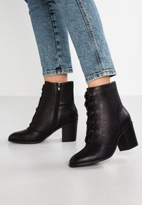 New Look Wide Fit Botki sznurowane