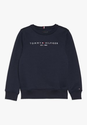 Granatowa bluza crewneck z długimi rękawami, ściągaczami na mankietach oraz logo "Tommy Hilfiger Est. 1985" z emblematem flagi na klatce piersiowej i rękawie.