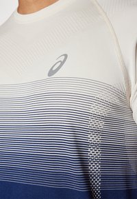 ASICS SEAMLESS TOP - T-skjorte til trening - birch/blue expanse