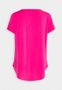 T-shirt rose à manches courtes, col rond, et coupe décontractée. Tissu doux avec une texture lisse et un ourlet arrière légèrement plus long.