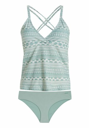 Conjunto de tankini verde con estampado que presenta una parte superior de escote en V con tirantes cruzados y parte inferior de color sólido. La tela tiene una textura suave.