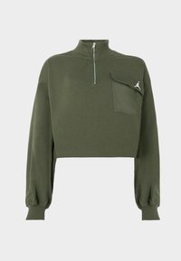 Sweat cropped vert olive à manches longues, fermeture éclair à l’avant, poche poitrine à rabat et petit logo Jordan blanc sur le rabat de la poche.